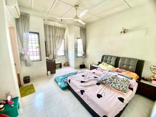 Bukit Indah - Double Storey Terrace / Full Loan Unit / Nearby Shops & Tuas Highway - Thumbnail 4