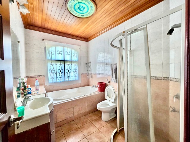 Taman Molek (Redang Villa) - 2.5 Storey Semi Detached / Fully Renovated in Good Condition / Gated & Guarded - Thumbnail 11