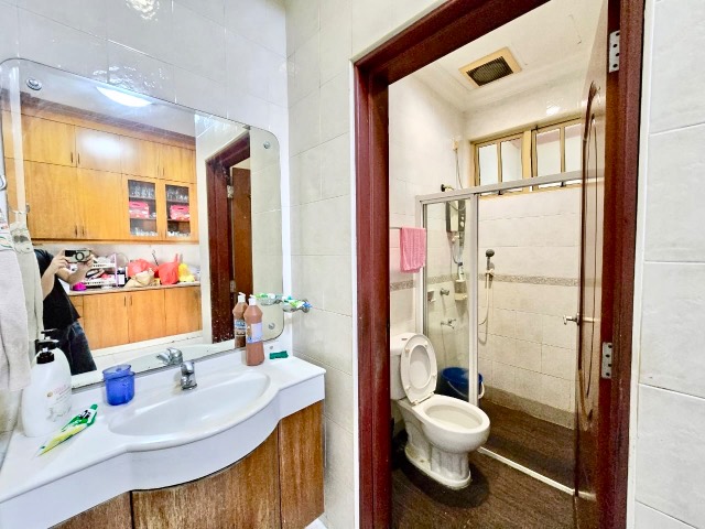 Taman Molek (Redang Villa) - 2.5 Storey Semi Detached / Fully Renovated in Good Condition / Gated & Guarded - Thumbnail 12