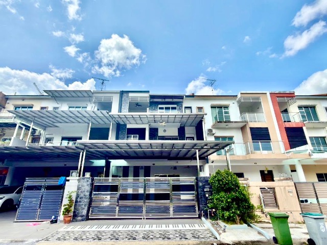 Seri Alam (Bina Park) - Three Storey Terrace / Large Land Area & Built Up / Renovated & Extended