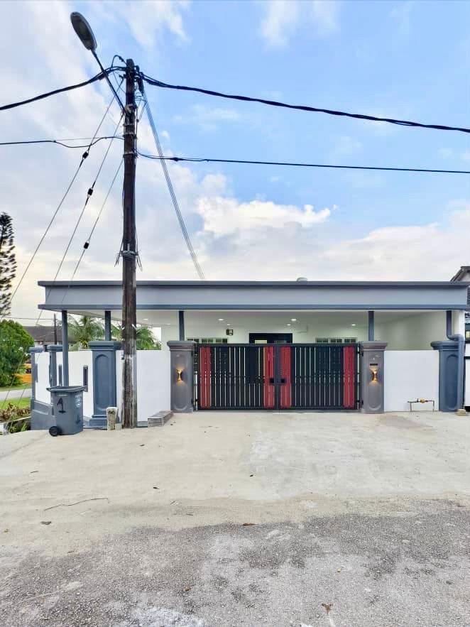 Johor Jaya - Single Storey Corner Lot / with 20ft Extra Land / Fully Renovate & Extend - Photo 1