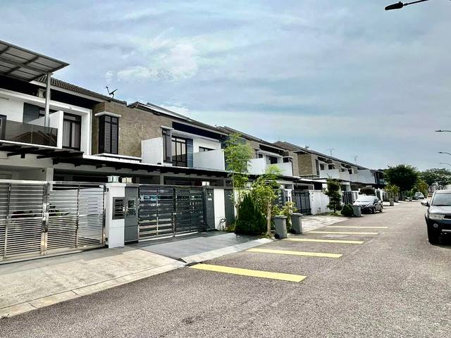 Austin Duta - Double Storey Terrace / Fully Designed & Renovated / Gated & Guarded