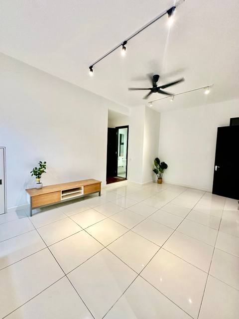 Medini Iskandar (Avira Garden) - Double Storey Terrace / End Lot with Extra Land / Gated & Guarded - Thumbnail 3