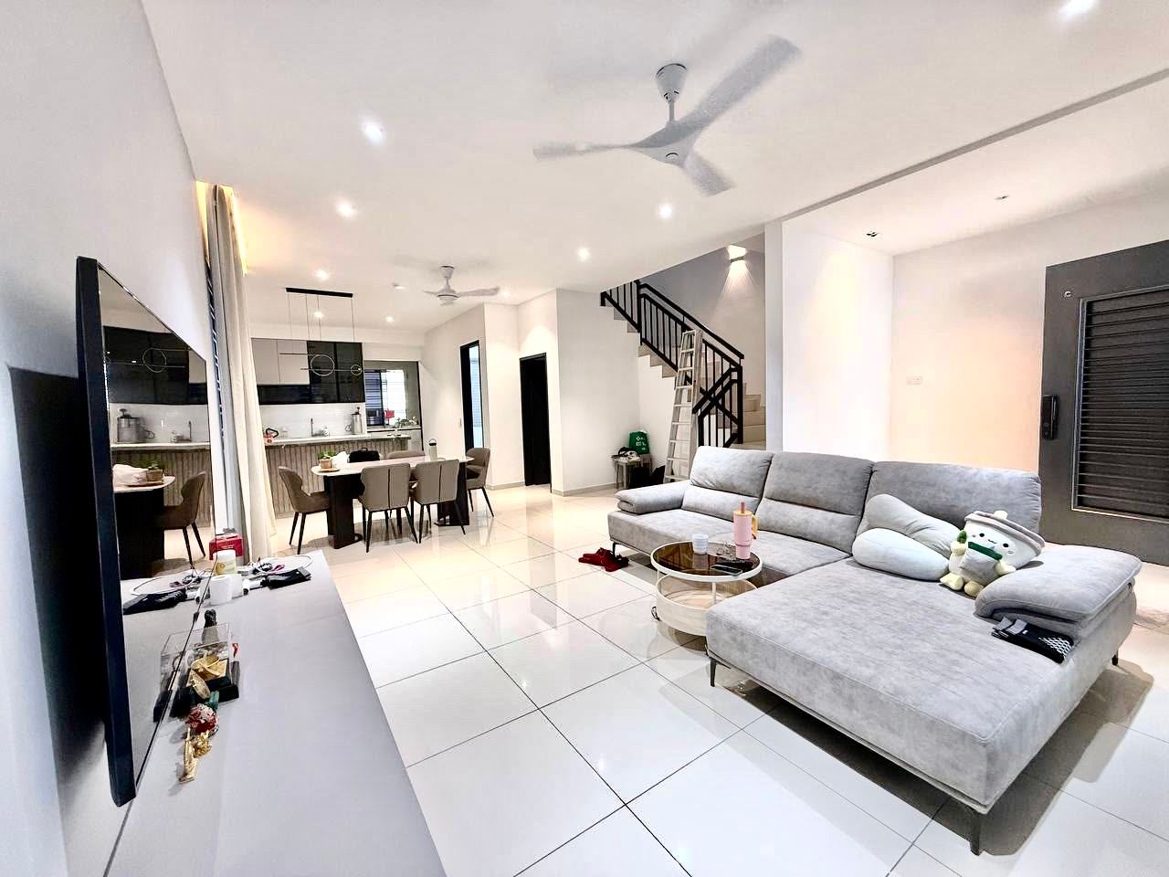 Desa Tebrau (Clarinet) - Double Storey Terrace End Lot / Fully Renovated / Partial Furnished - Photo 1