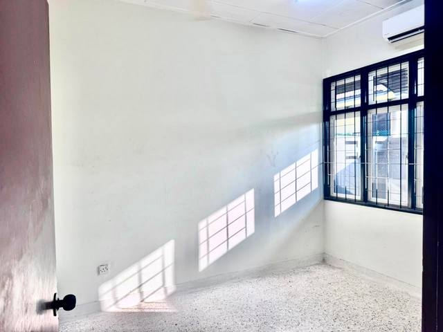 Taman Daya - Single Storey Corner Lot / Full Loan Unit / Original Condition - Thumbnail 6