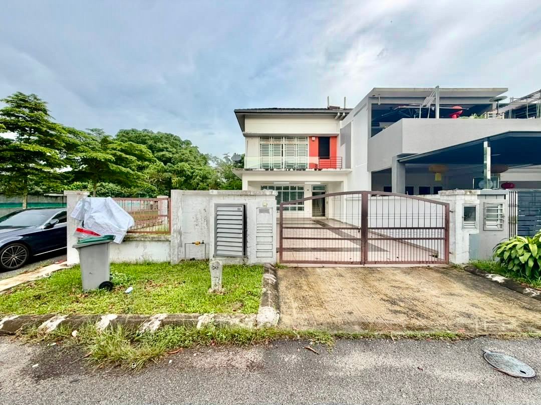 Bandar Uda Utama - Double Storey Terrace / End Lot with Bigger Land / Gated & Guarded - Photo 1