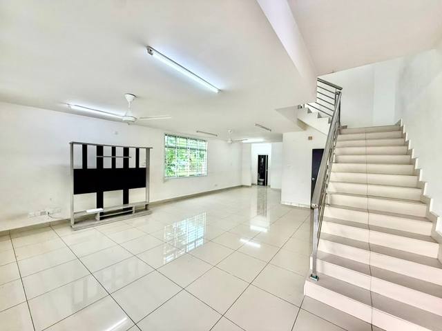Bandar Uda Utama - Double Storey Terrace / End Lot with Bigger Land / Gated & Guarded - Thumbnail 3