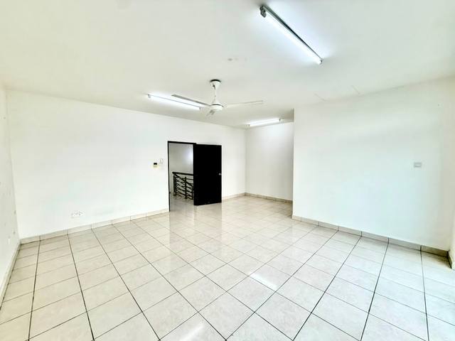 Bandar Uda Utama - Double Storey Terrace / End Lot with Bigger Land / Gated & Guarded - Thumbnail 6