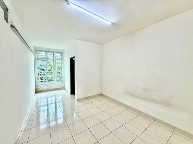 Bandar Uda Utama - Double Storey Terrace / End Lot with Bigger Land / Gated & Guarded - Thumbnail 7