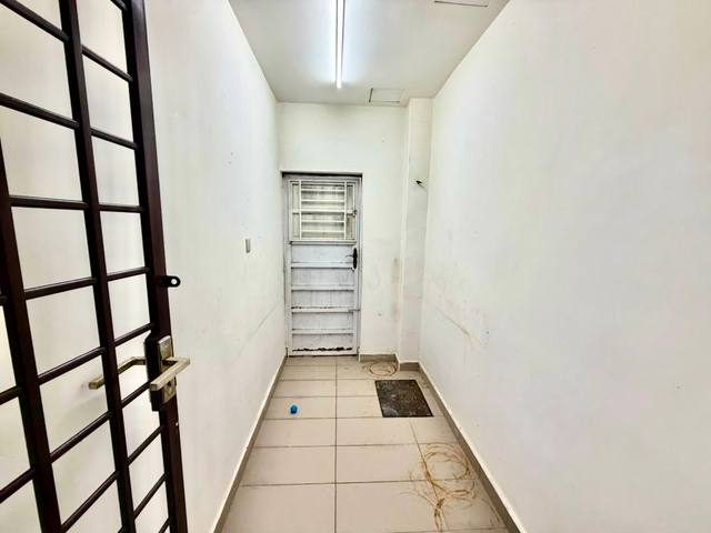 Bandar Uda Utama - Double Storey Terrace / End Lot with Bigger Land / Gated & Guarded - Thumbnail 11