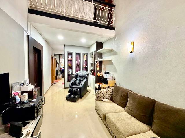 Taman Molek - 1.5 Storey Terrace / Renovated & Kitchen Extended / Well Condition