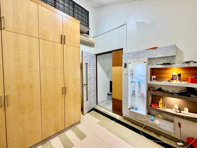Taman Molek - 1.5 Storey Terrace / Renovated & Kitchen Extended / Well Condition - Thumbnail 4