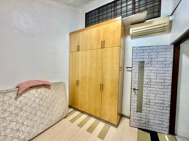 Taman Molek - 1.5 Storey Terrace / Renovated & Kitchen Extended / Well Condition - Thumbnail 5
