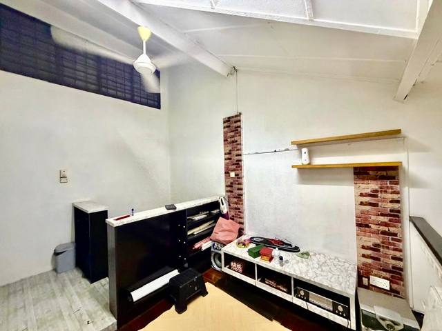 Taman Molek - 1.5 Storey Terrace / Renovated & Kitchen Extended / Well Condition - Thumbnail 7