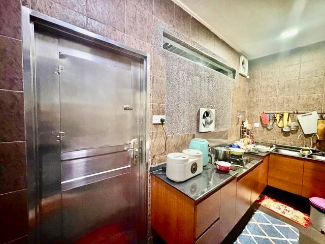 Taman Molek - 1.5 Storey Terrace / Renovated & Kitchen Extended / Well Condition - Thumbnail 10