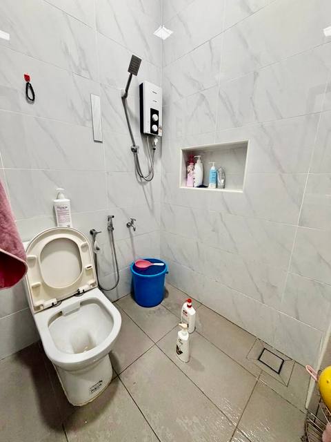 Taman Molek - 1.5 Storey Terrace / Renovated & Kitchen Extended / Well Condition - Thumbnail 12