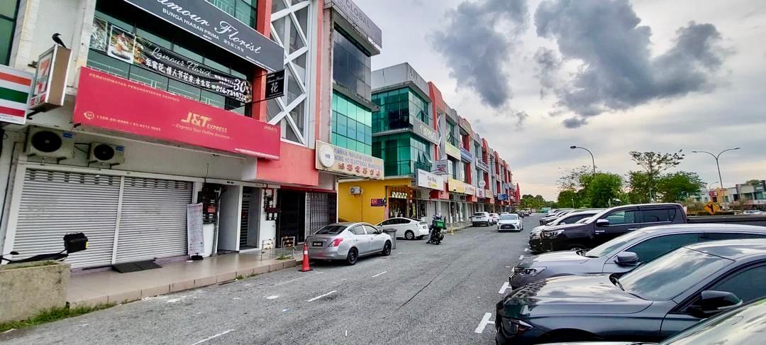 Bandar Uda Utama - Double Storey Shop Lot / Facing Main Road High Exposure - Photo 1