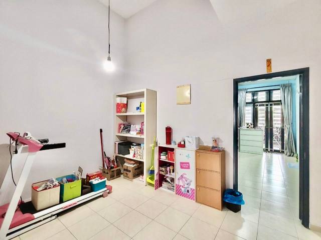 Bukit Indah - Double Storey Terrace / Good Condition / Gated & Guarded - Thumbnail 8