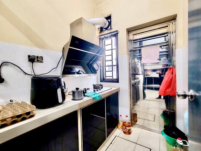 Bukit Indah - Double Storey Terrace / Good Condition / Gated & Guarded - Thumbnail 12