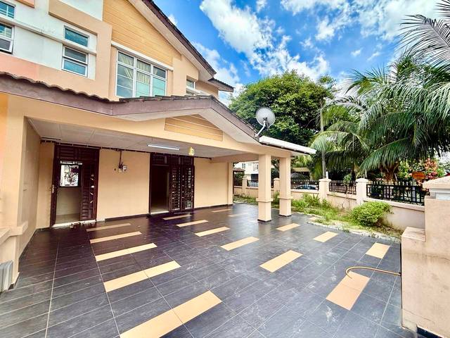 Austin Perdana - Double Storey Terrace / Corner Lot with 16ft Extra Land / Gated & Guarded - Thumbnail 2