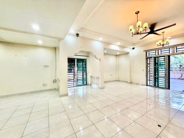 Austin Perdana - Double Storey Terrace / Corner Lot with 16ft Extra Land / Gated & Guarded - Thumbnail 4