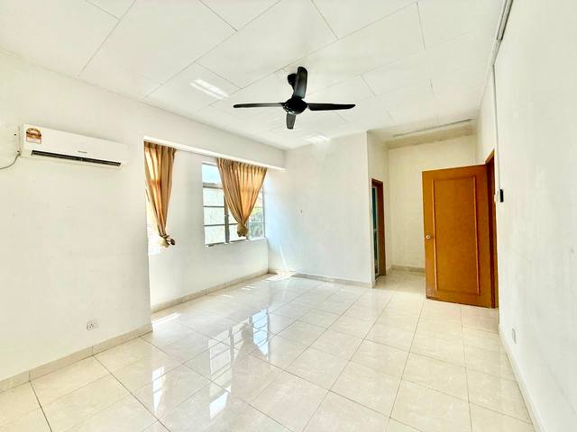 Austin Perdana - Double Storey Terrace / Corner Lot with 16ft Extra Land / Gated & Guarded - Thumbnail 7