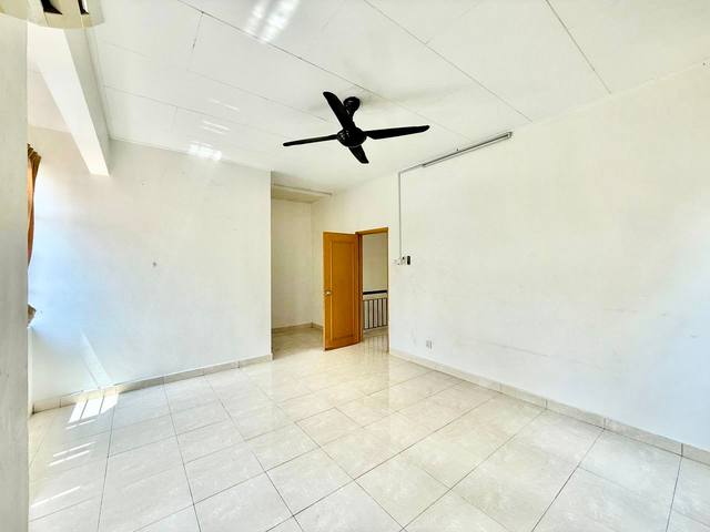 Austin Perdana - Double Storey Terrace / Corner Lot with 16ft Extra Land / Gated & Guarded - Thumbnail 8