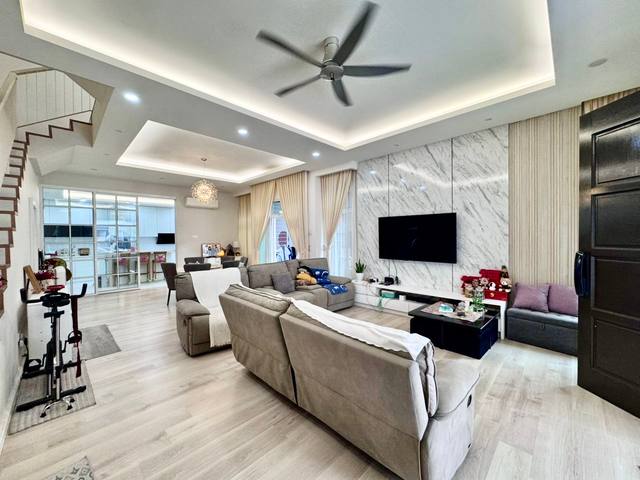 Nusa Sentral - Three Storey Cluster / Modern Style Renovation / 20mins to Tuas - Thumbnail 3