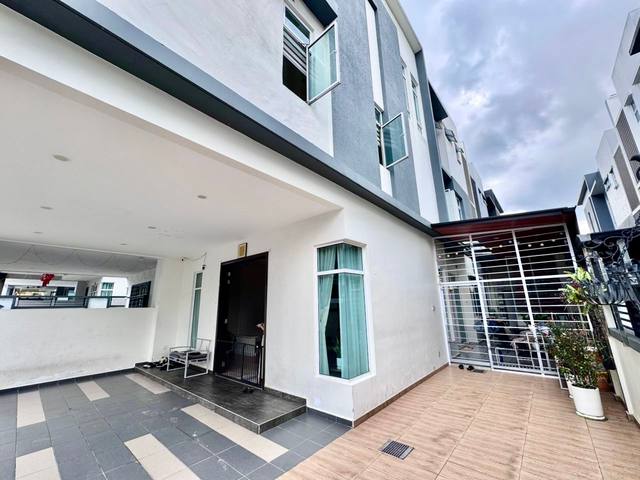 Nusa Sentral - Three Storey Cluster / Modern Style Renovation / 20mins to Tuas