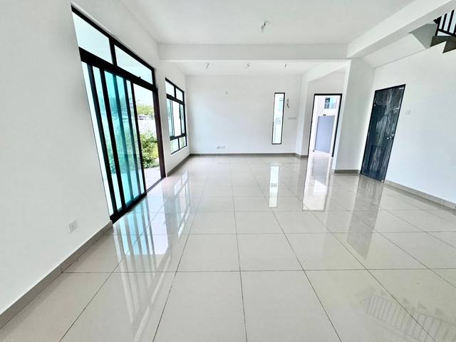 Austin Duta - Double Storey Terrace / Rare Super Large Corner Unit / Brand New Subsale  - Thumbnail 5