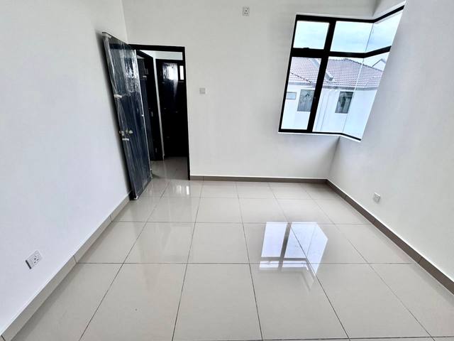 Austin Duta - Double Storey Terrace / Rare Super Large Corner Unit / Brand New Subsale  - Thumbnail 8