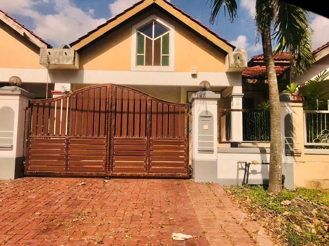 Taman Molek - Single Storey Terrace / Matured Township for Commercial & Residential - Photo 1