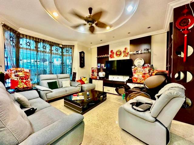 Sutera Utama - Double Storey Terrace / Rare Big Unit / Renovated with MBJB Approval