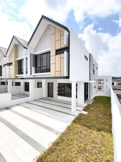 Desa Tebrau - Double Storey Terrace / End Lot with Extra Land / Brand New Subsale