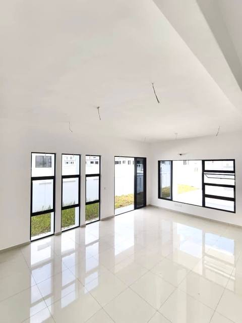 Desa Tebrau - Double Storey Terrace / End Lot with Extra Land / Brand New Subsale - Thumbnail 4