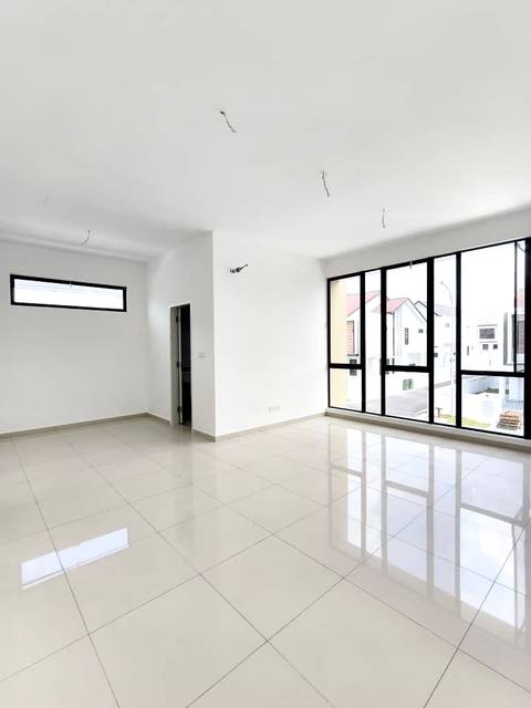 Desa Tebrau - Double Storey Terrace / End Lot with Extra Land / Brand New Subsale - Thumbnail 5