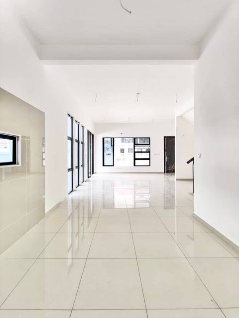 Desa Tebrau - Double Storey Terrace / End Lot with Extra Land / Brand New Subsale - Thumbnail 11