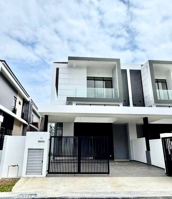Austin Crest (Sapphire 3) - Double Storey Cluster / Brand New Subsale / Spacious High Ceiling Design
