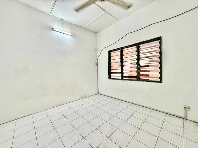 Permas Jaya - Single Storey Terrace / Basic Renovation / Nearby CIQ Highway - Thumbnail 4