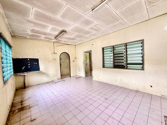 Permas Jaya - Single Storey Terrace / Basic Renovation / Nearby CIQ Highway - Thumbnail 6