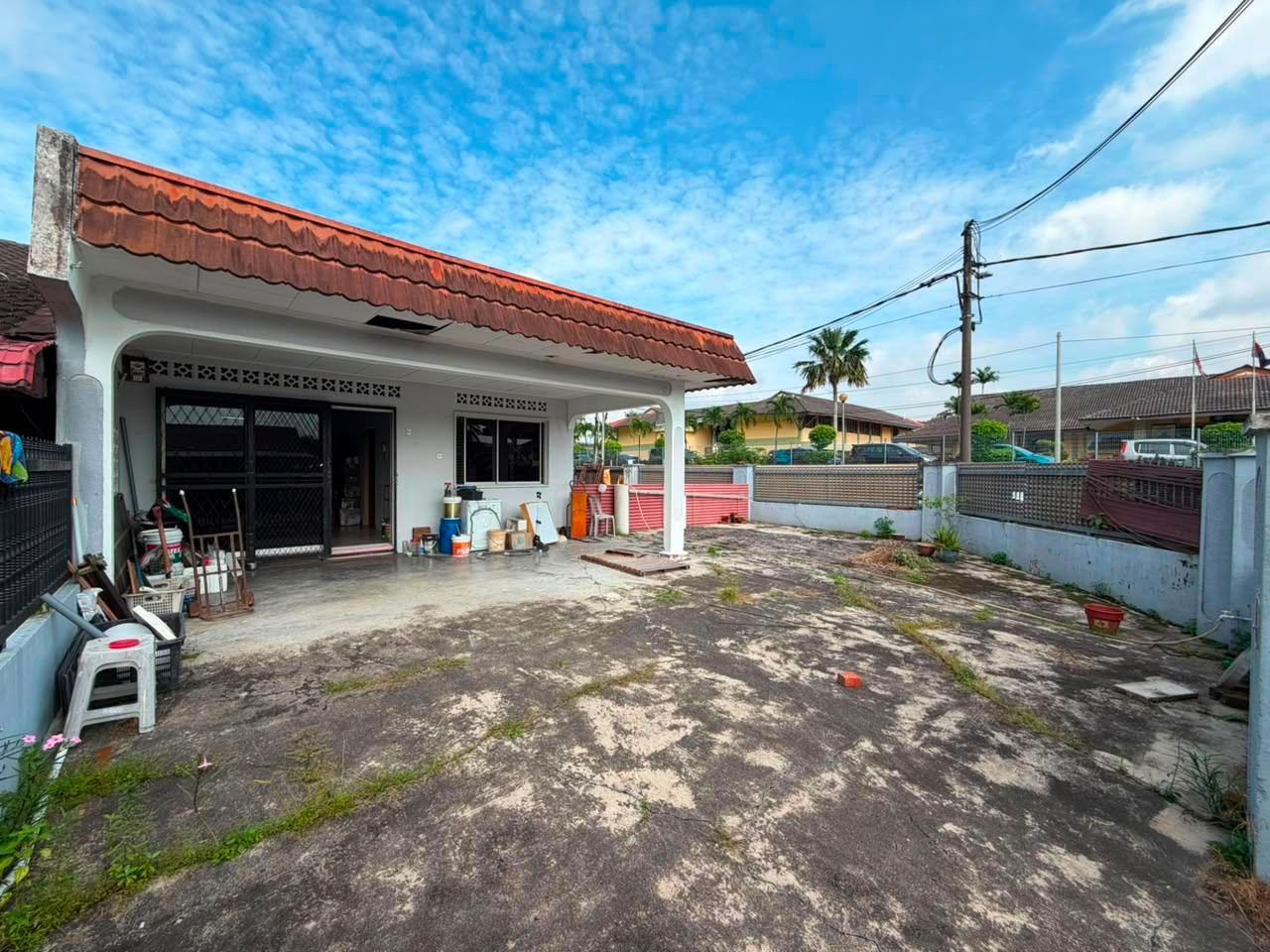 Tun Aminah - Single Storey Corner Lot / Renovated with Mezzanine Floor  - Photo 1