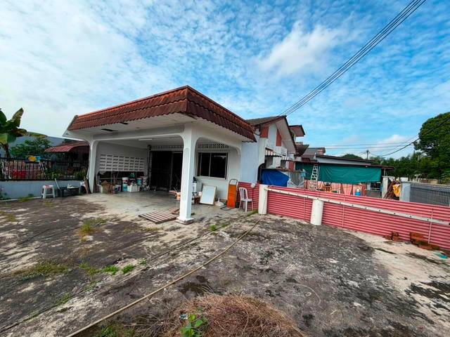 Tun Aminah - Single Storey Corner Lot / Renovated with Mezzanine Floor  - Thumbnail 2