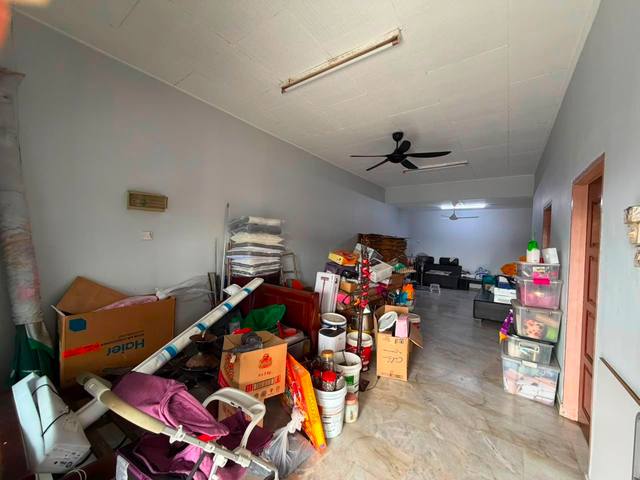 Tun Aminah - Single Storey Corner Lot / Renovated with Mezzanine Floor  - Thumbnail 3