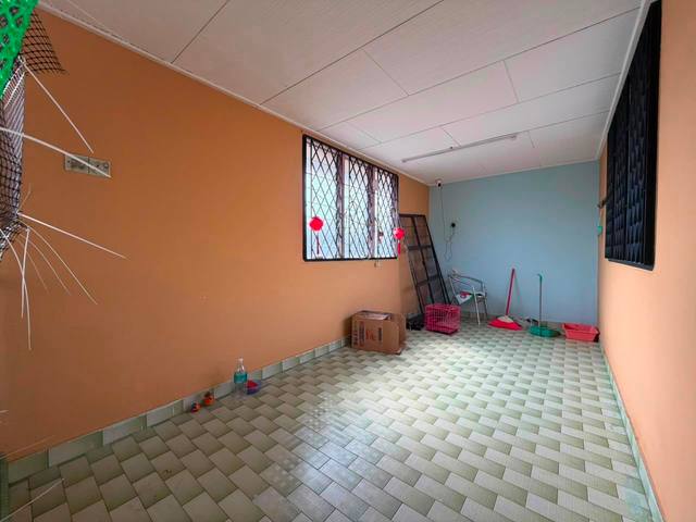 Tun Aminah - Single Storey Corner Lot / Renovated with Mezzanine Floor  - Thumbnail 6