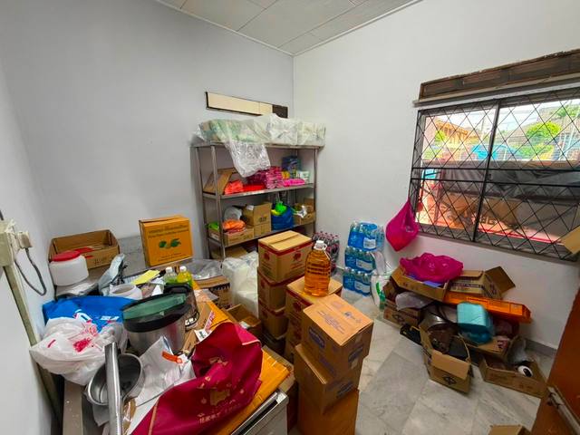 Tun Aminah - Single Storey Corner Lot / Renovated with Mezzanine Floor  - Thumbnail 8