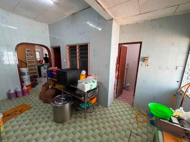 Tun Aminah - Single Storey Corner Lot / Renovated with Mezzanine Floor  - Thumbnail 9