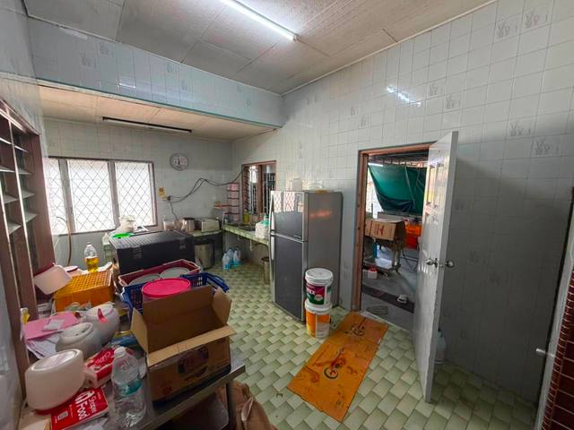 Tun Aminah - Single Storey Corner Lot / Renovated with Mezzanine Floor  - Thumbnail 10