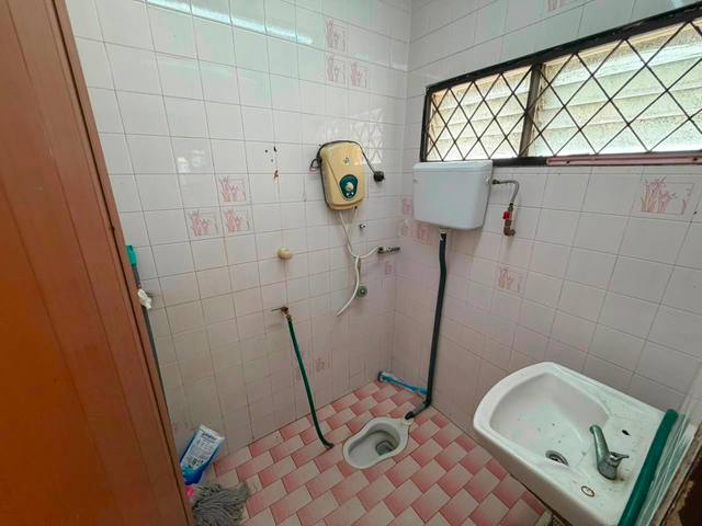 Tun Aminah - Single Storey Corner Lot / Renovated with Mezzanine Floor  - Thumbnail 12