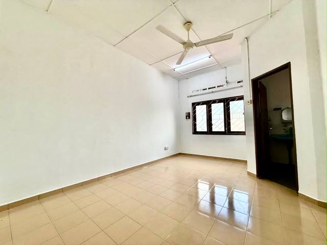 Taman Suria JB Town - Double Storey Terrace / Basic Renovation / 15mins to CIQ - Thumbnail 2