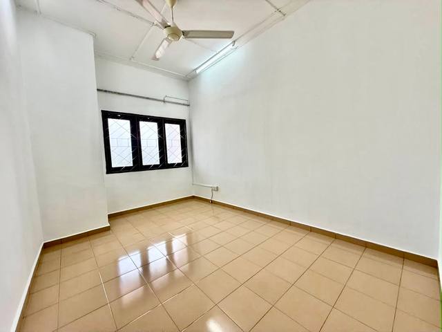 Taman Suria JB Town - Double Storey Terrace / Basic Renovation / 15mins to CIQ - Thumbnail 3